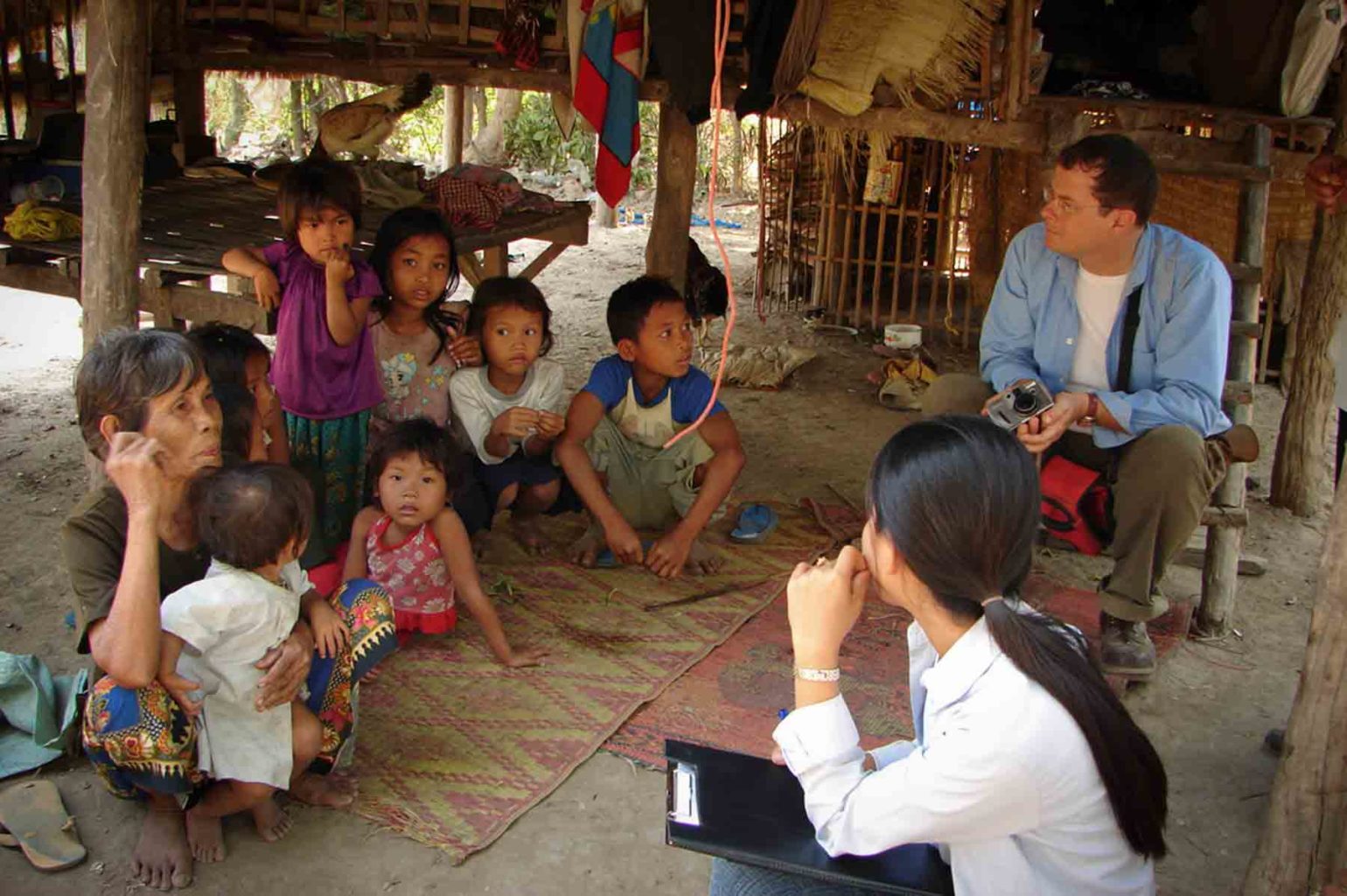 Une grand-mère élève seule huit enfants dans un petit village d'anciens réfugiés internes au Cambodge. Scolariser ces enfants est une priorité et nous permet de suivre les enfants sur le long terme