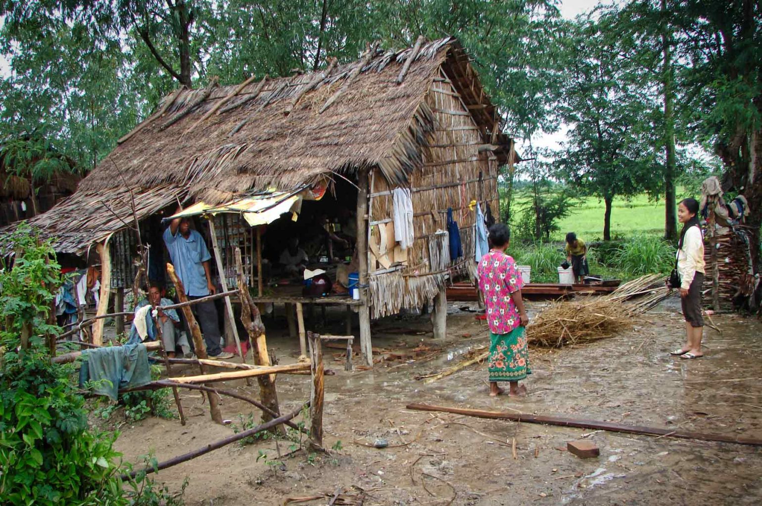 Action humanitaire dans des petits villages très pauvres au Cambodge auprès d'enfants en situation de maltraitance