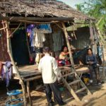 Nos volontaires interviennent dans un village au Cambodge, pour venir en aide à un enfant en situation de maltraitance grave.