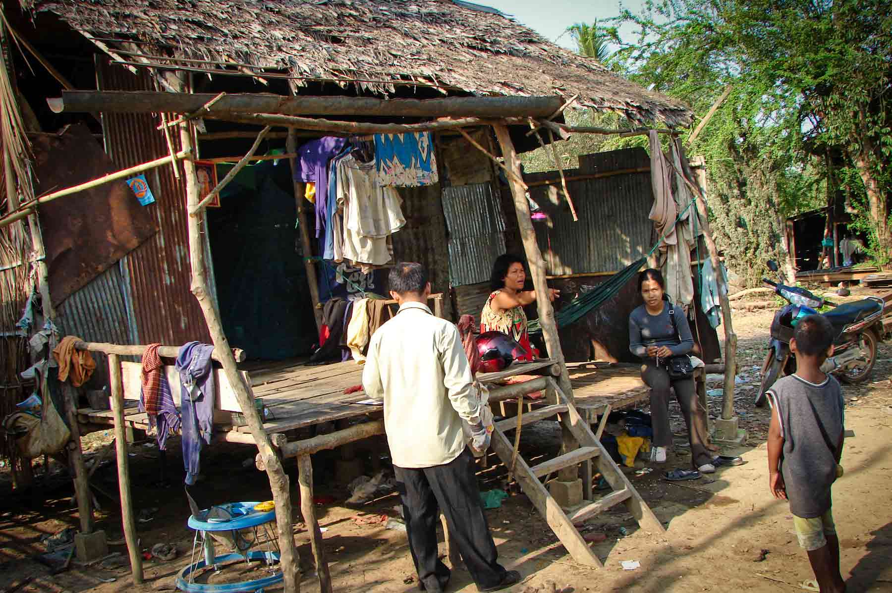 Nos volontaires interviennent dans un village au Cambodge, pour venir en aide à un enfant en situation de maltraitance grave.