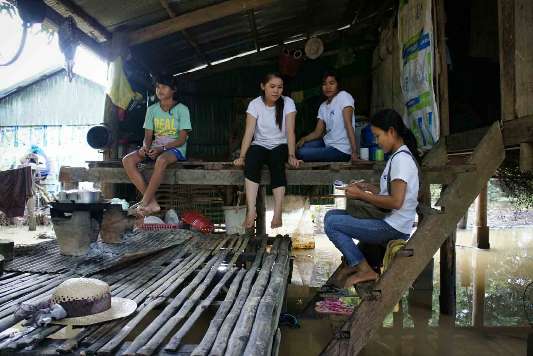 Unsere Freiwilligen intervenieren in einem Dorf in Kambodscha, um einem Kind zu helfen, das sich in einer Situation schweren Missbrauchs befindet.
