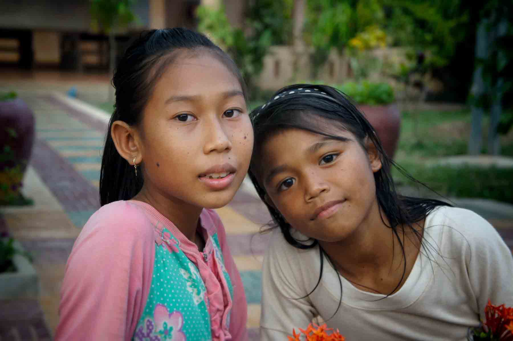 Deux jeunes filles orphelines jouent dans notre centre de protection de l'enfance au Cambodge et cela grâce à vos parrainages.