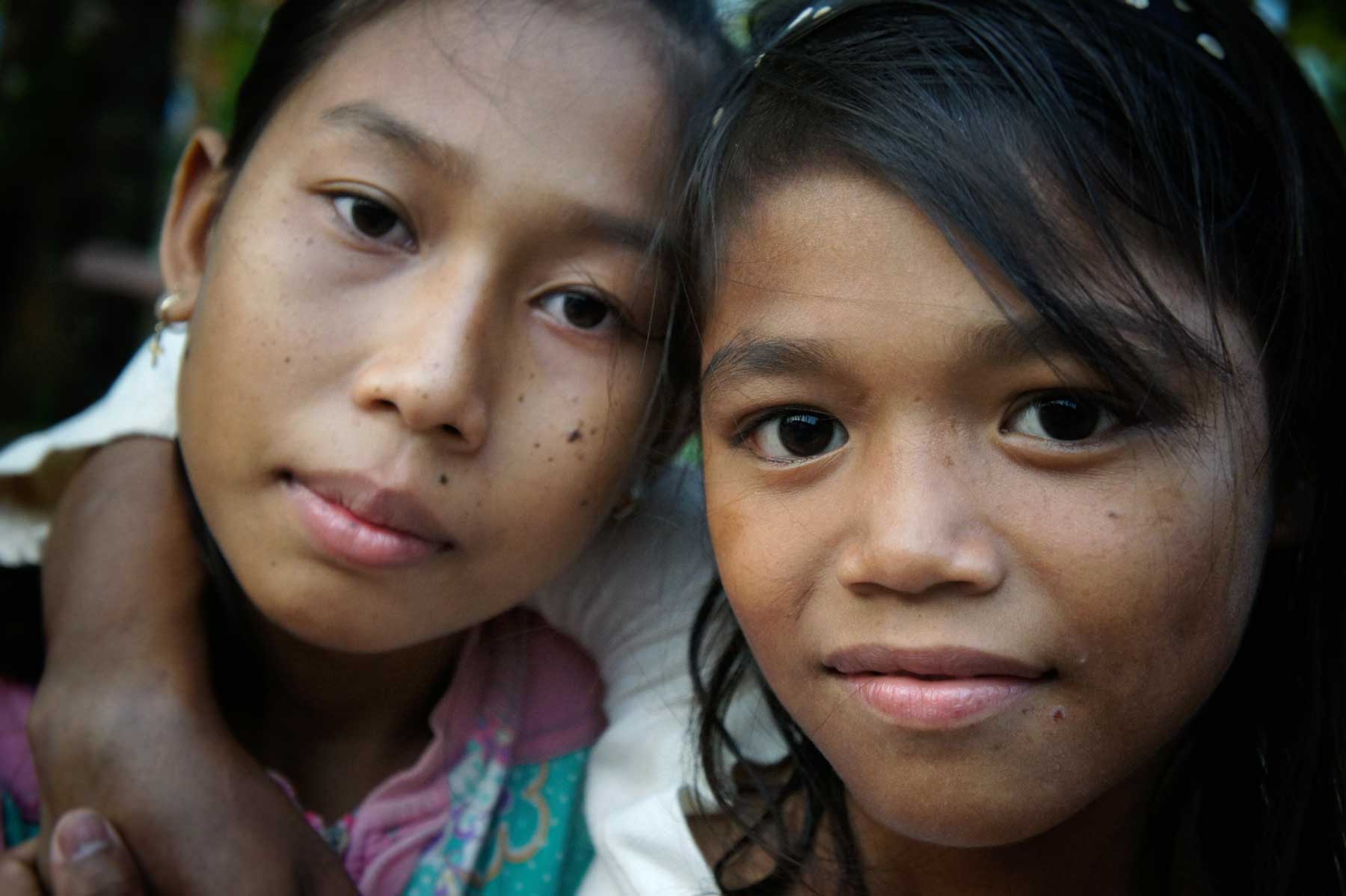 Deux petites filles au Cambodge vivant protégées dans notre centre de protection pour l'enfance de Battambang