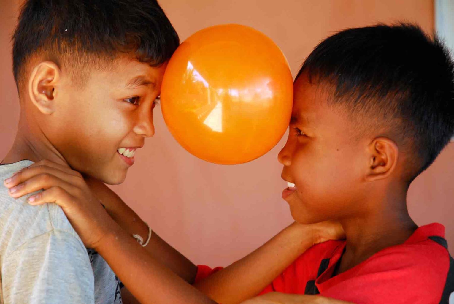 Enfants vivant au refuge et ayant souffert de maltraitance et qui aujourd'hui ont retrouvé le bonheur de vivre et cela grâce à un encadrement de premier plan.