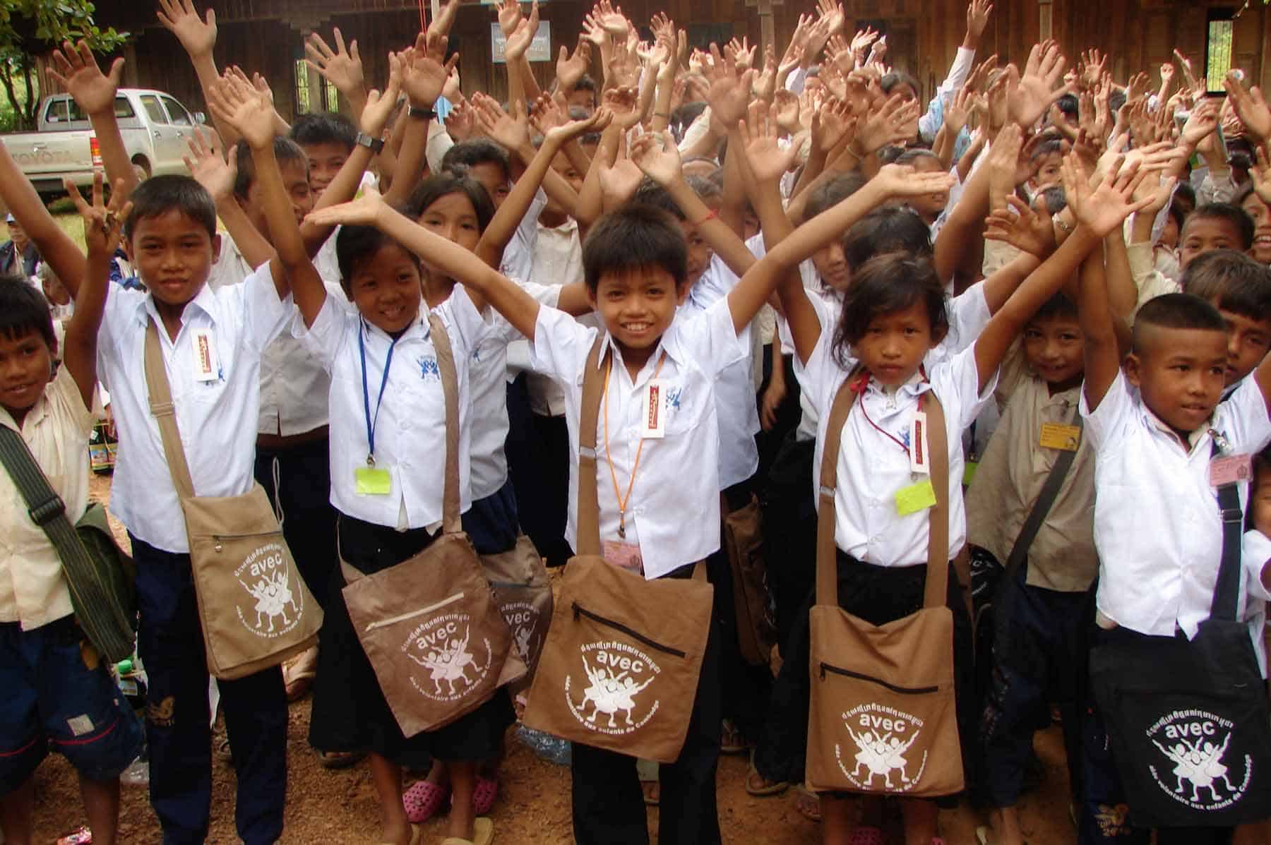 Nous sommes spécialisés dans la localisation et la scolarisation des enfants pauvres. Nous intervenons tous les deux mois dans des écoles publiques au Cambodge, avec de nombreux enfants.