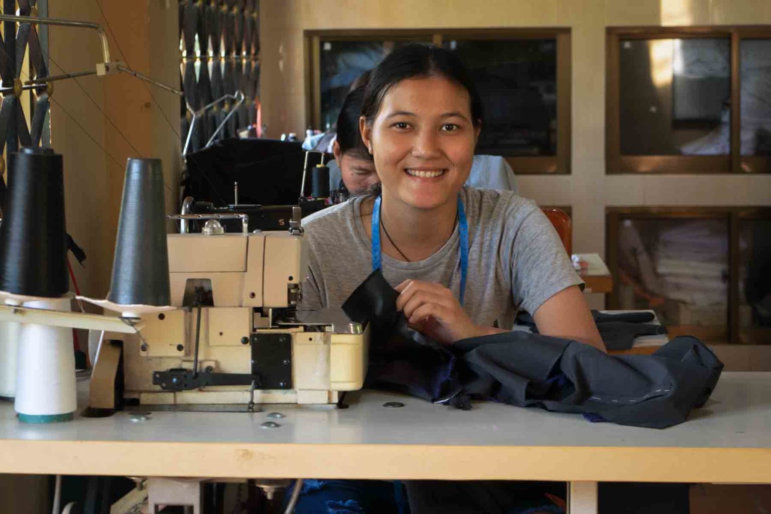 Jeune fille cambodgienne suivant l'apprentissage de stylisme couture dans un centre de formation à Battambang au Cambodge