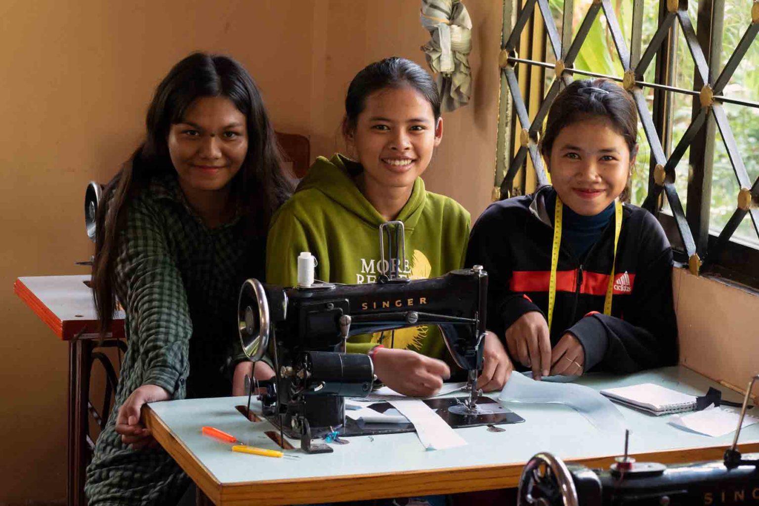 Jeunes filles cambodgiennes suivant l'apprentissage de stylisme couture dans un centre de formation à Battambang au Cambodge