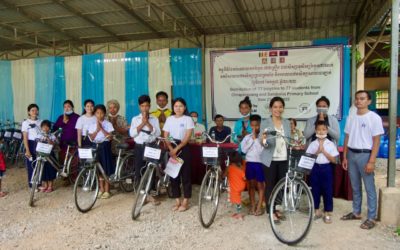 Distribution de vélos aux enfants de la région de Watkor à Battambang