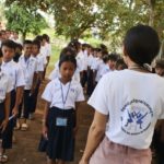 Volontaire ONG AVEC aidant des enfants dans une école au Cambodge
