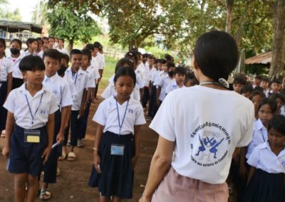 Volontaire ONG AVEC aidant des enfants dans une école au Cambodge