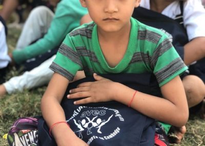 Portrait d'un écolier cambodgien qui vient de recevoir du matériel scolaire de la part de l'ONG AVEC