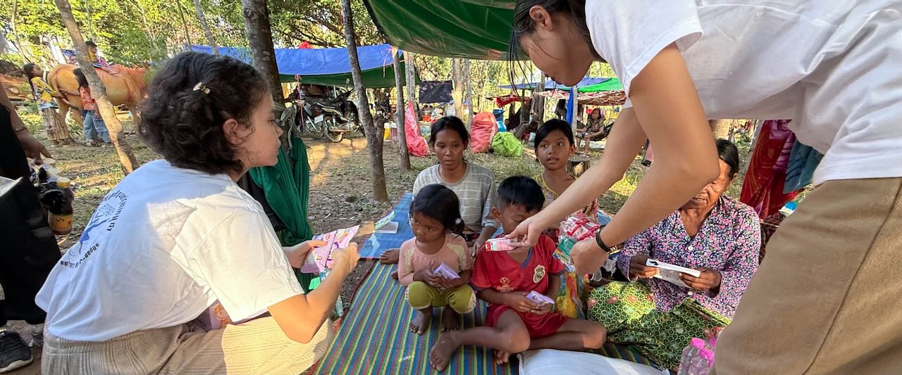 Distribution aide alimentaire camp réfugiés cambodgiens ayant fuient bombardements Thaïlandais