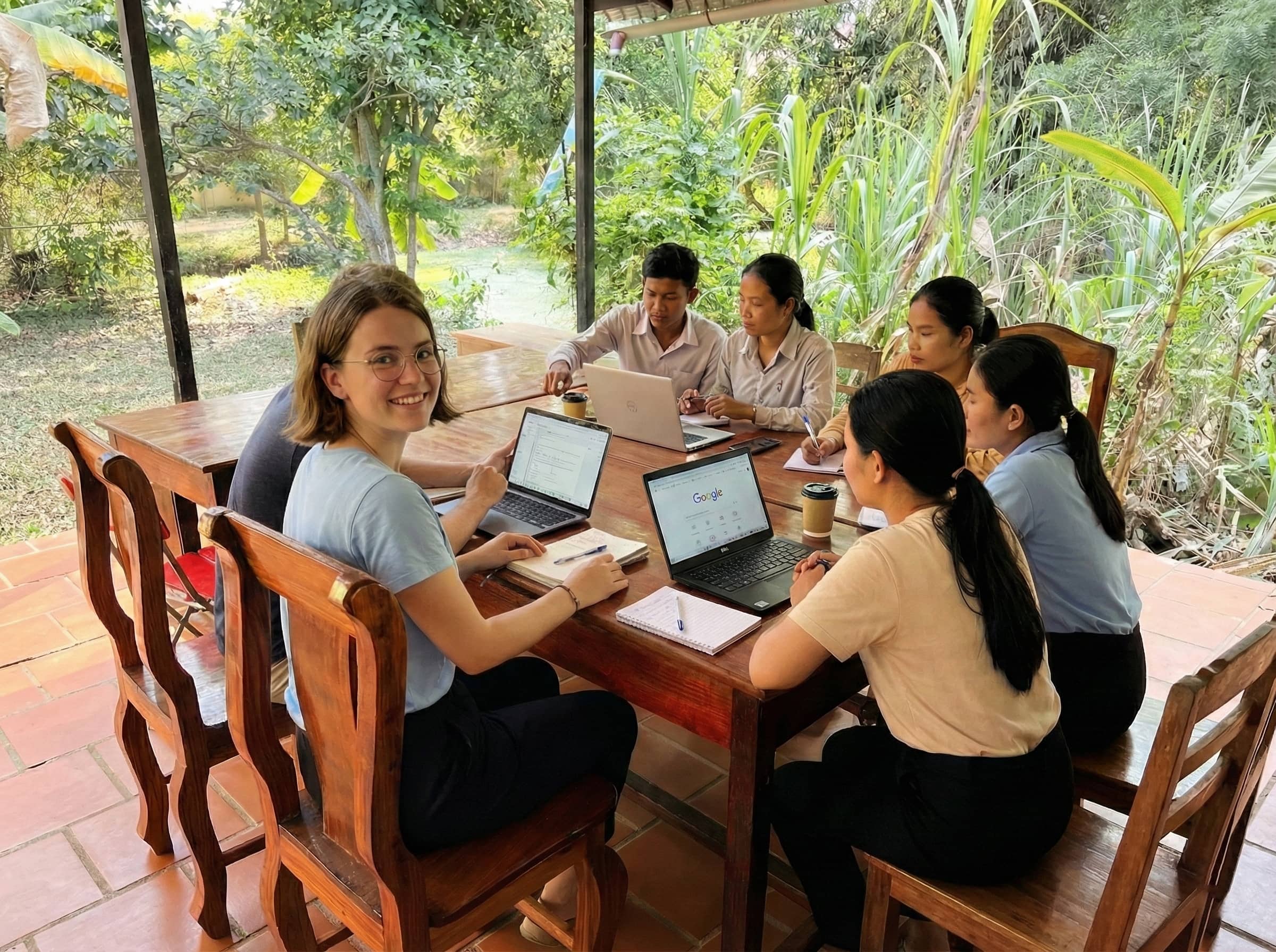 Bénévoles et volontaires en mission humanitaire au Cambodge pour l'ONG AVEC