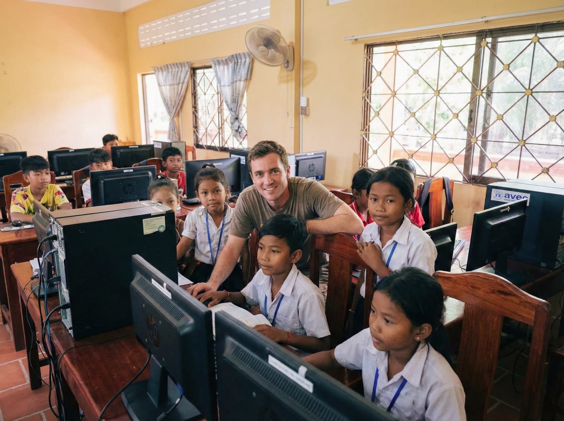 Bénévoles de l'ONG AVEC participant à une mission humanitaire pour l'éducation des enfants au Cambodge.