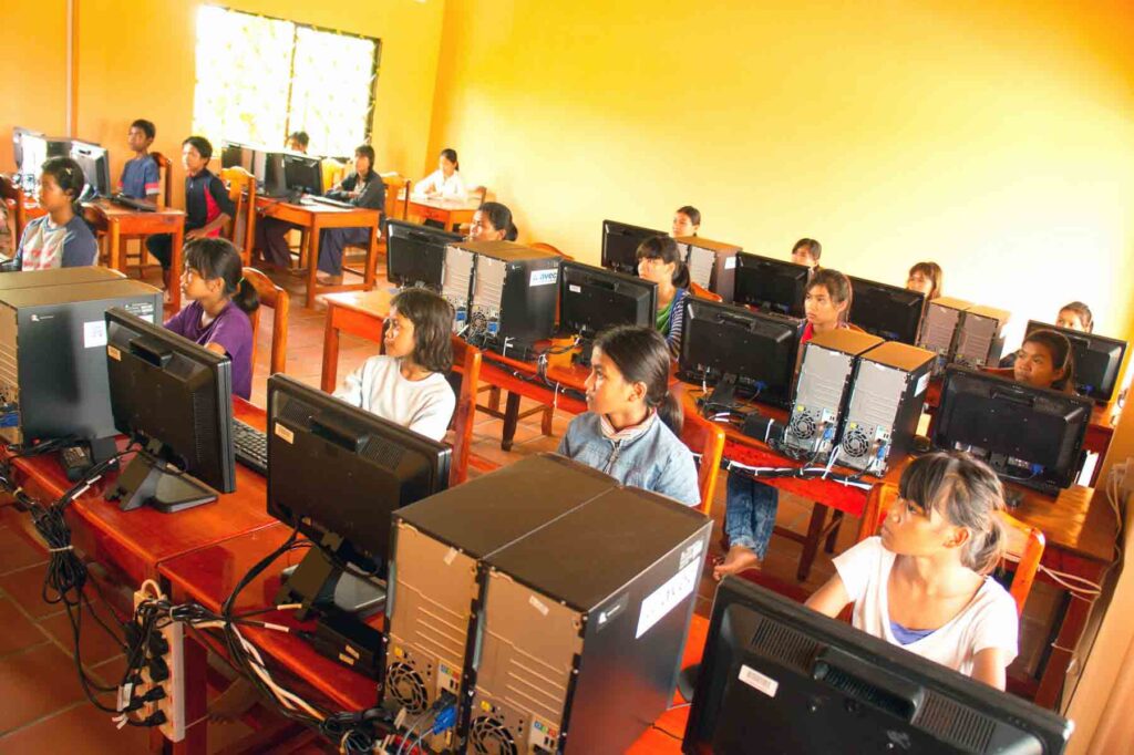Dans la province de Battambang, seuls 12 % des jeunes ruraux ont accès à un cours d'anglais de qualité. 8 % à l'informatique. Le centre AVEC comble cet écart : 1 120 apprenants en anglais, 334 en informatique, répartis sur quatre trimestres.