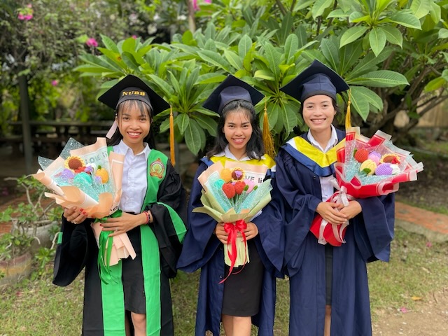Trois jeunes femmes diplômées de l'université, soutenues par les bourses universitaires de l'ONG AVEC à Battambang, Cambodge