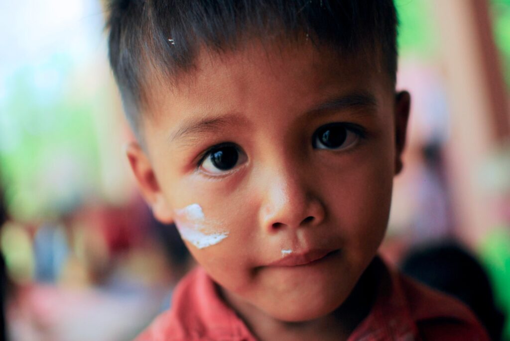 Portrait d'un petit garçon cambodgien au jardin d'enfants de l'ONG AVEC à Battambang, scolarisé grâce aux donateurs
