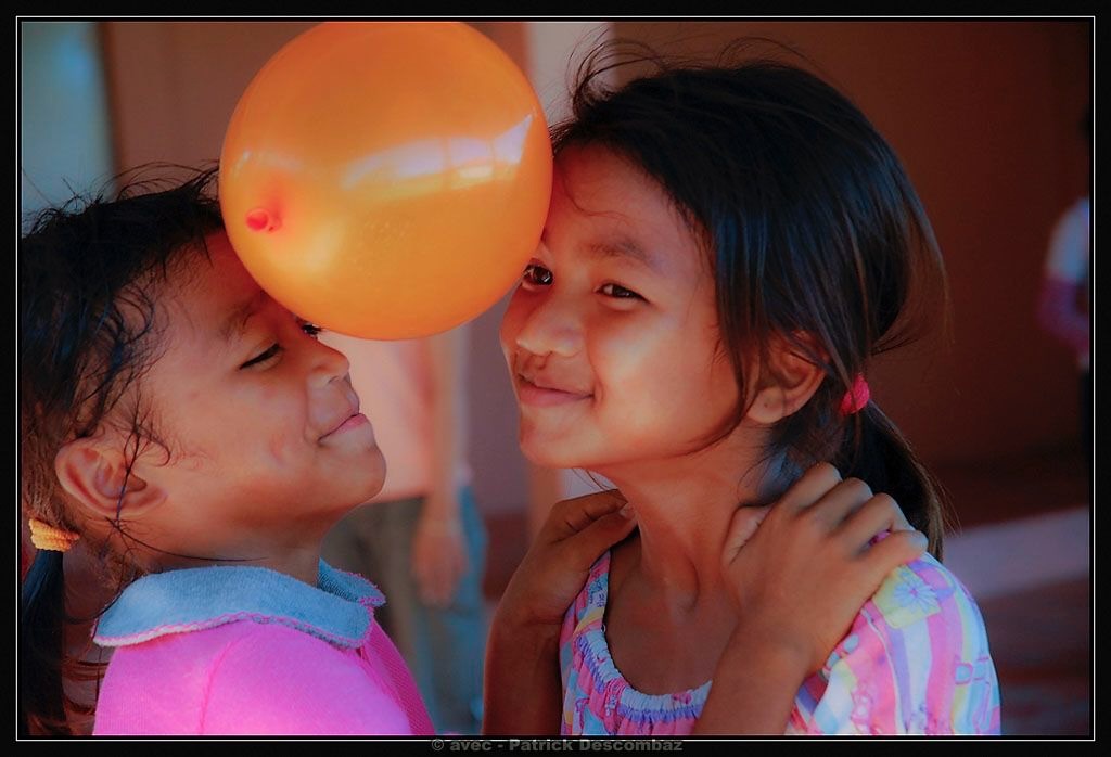 Deux fillettes du refuge AVEC jouent au ballon dans la cour, Battambang, Cambodge
